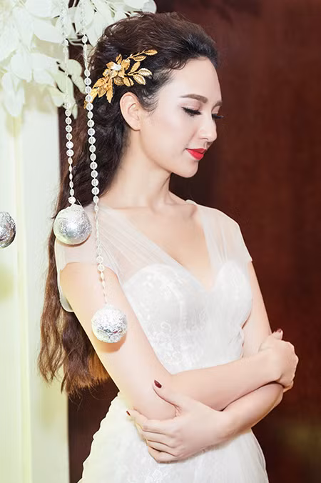 Hoa hậu Ngọc Diễm quyến rũ với style công chúa làm MC ảnh 3