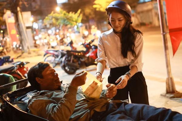 Thủy Top cùng fan đi giúp người nghèo giữa đêm ảnh 6