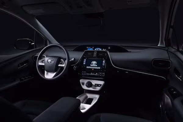 Toyota Prius mới: Thiết kế phá cách, tiết kiệm nhiên liệu ảnh 8 Toyota Prius mới: Thiết kế phá cách, tiết kiệm nhiên liệu ảnh 8