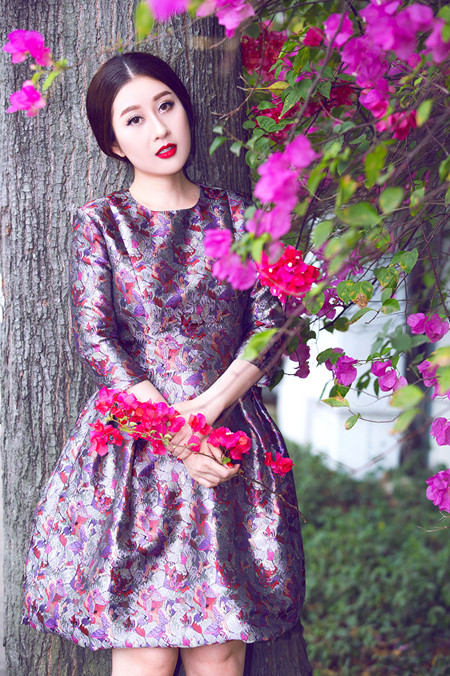 MC Kim Trang “đọ” vẻ đẹp mong manh cùng hoa giấy ảnh 7