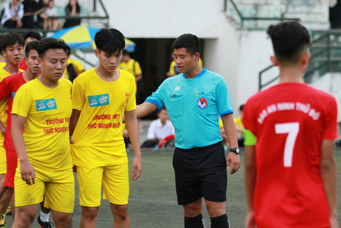 Từ cầu thủ trở thành trọng tài Giải bóng đá học sinh THPT Hà Nội - Báo An ninh Thủ đô ảnh 1