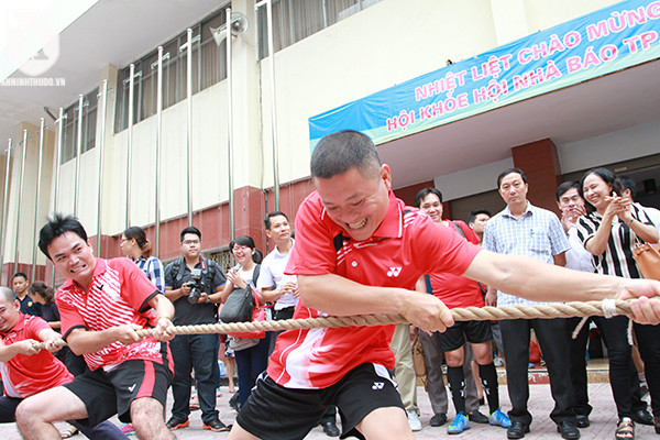 Sôi động màn thi kéo co tại Hội khỏe Hội Nhà báo TP Hà Nội 2017 ảnh 10 Sôi động màn thi kéo co tại Hội khỏe Hội Nhà báo TP Hà Nội 2017 ảnh 10