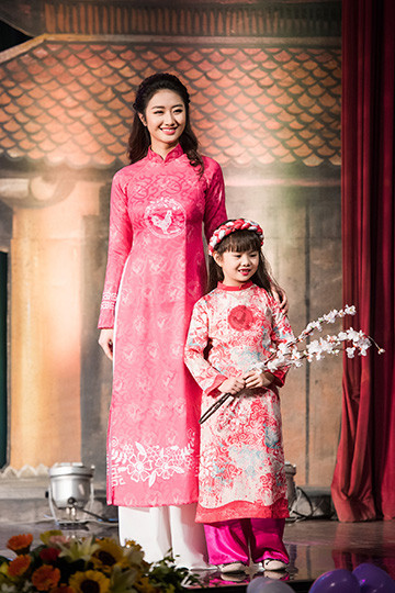 Hoa hậu Bản sắc Việt toàn cầu Thu Ngân trình diễn áo dài của Ngọc Hân ảnh 5