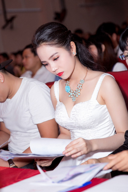 Nữ hoàng Du lịch Dương Kim Ánh khoe nhan sắc hút hồn trên "ghế nóng" ảnh 6