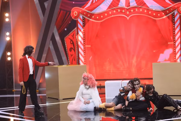 "Người đẹp dao kéo" Kelly Nguyễn lần đầu diễn hài cùng Trịnh Tú Trung ảnh 6