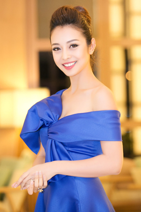 Hoa hậu Jennifer Phạm "hút mắt" với đầm lệch vai ảnh 4