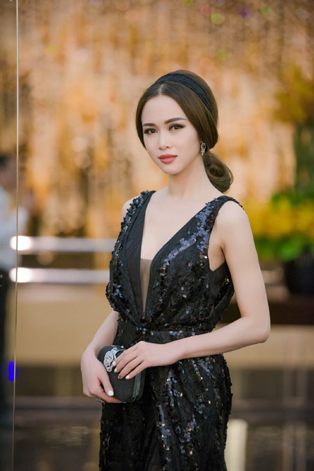 "Đứng hình" trước vẻ quyến rũ đầy ma mị của Vũ Ngọc Anh ảnh 1