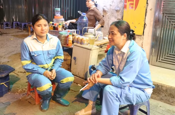 Nữ công nhân môi trường Hà Nội ngạc nhiên với trào lưu "thử thách dọn rác" của giới trẻ ảnh 2