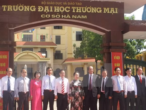 Phó Chủ tịch nước dự lễ gắn biển Đại học Thương mại ở Hà Nam ảnh 1