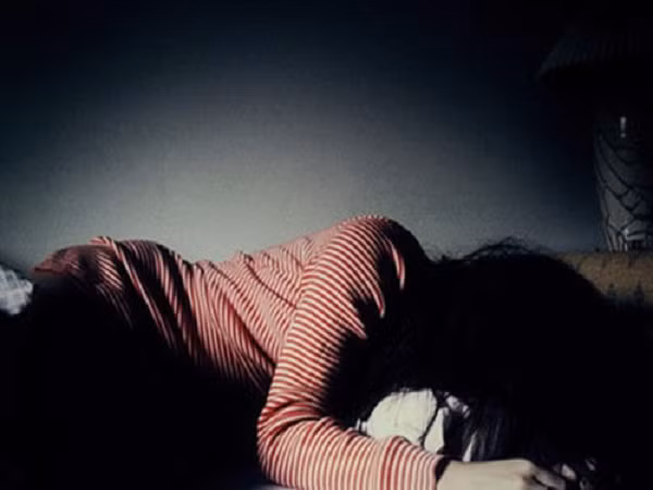 Mẹ để mặc người tình cưỡng hiếp con gái ảnh 1