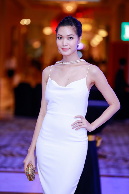 Hoa hậu Thuỳ Dung khoe lưng trần gợi cảm trên thảm đỏ ảnh 1