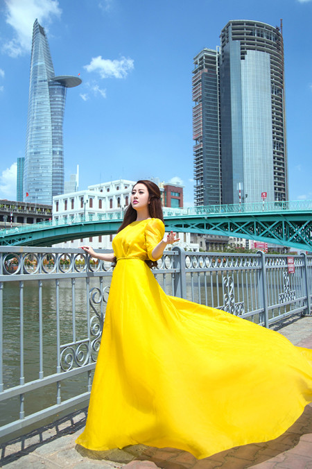 MC Kim Trang “thả dáng” kiêu kỳ với đầm vàng rực rỡ ảnh 3