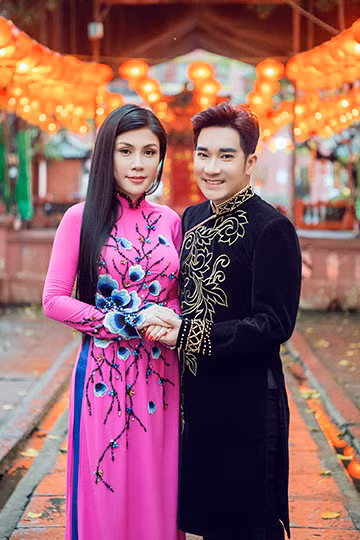Uyên Trang rủ Quang Hà lên chùa xin lộc đầu năm mới ảnh 3
