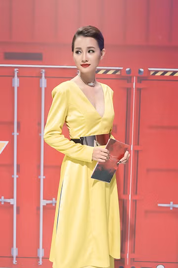 Style ăn mặc hiện đại của Quỳnh Chi ở The Remix ảnh 9