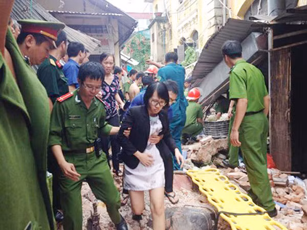 Vụ sập nhà cổ tại Hà Nội: Dốc toàn lực cứu người, khắc phục hậu quả ảnh 1