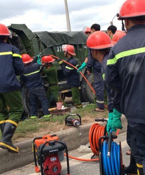 Đâm vào đuôi xe tải, tài xế tử vong mắc kẹt trong cabin ảnh 2