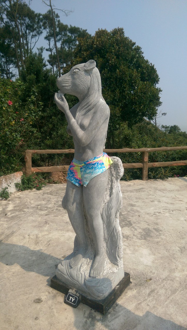 Vườn tượng 12 con giáp được... mặc quần bơi cho du khách đỡ xì xào ảnh 2