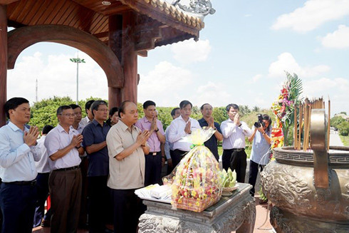 Thủ tướng dâng hương tưởng nhớ Anh hùng Liệt sĩ tại Thành cổ Quảng Trị ảnh 1