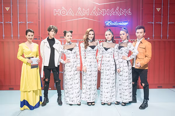 Style ăn mặc hiện đại của Quỳnh Chi ở The Remix ảnh 2