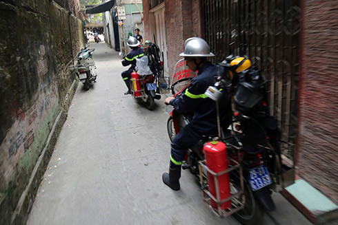 Cơ động xe máy chữa cháy ngõ nhỏ ảnh 2