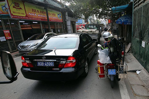 Cơ động xe máy chữa cháy ngõ nhỏ ảnh 3