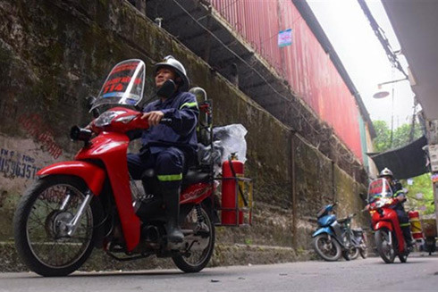Cơ động xe máy chữa cháy ngõ nhỏ ảnh 4