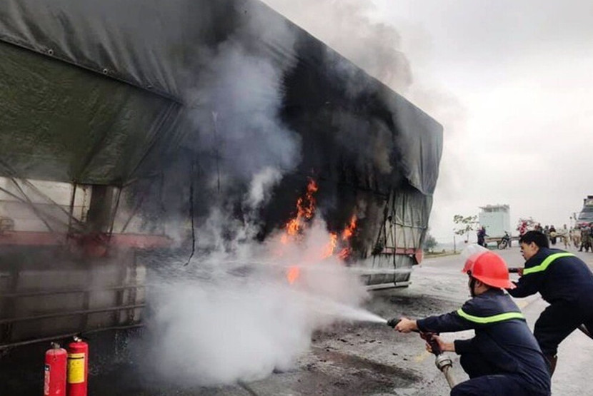 Xe tải đang chạy bất ngờ bốc cháy trên đường ảnh 1