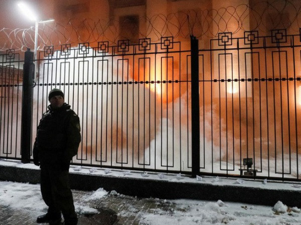 Vì sao những kẻ cực đoan đốt lốp gần lãnh sự quán Nga ở Lvov? ảnh 1