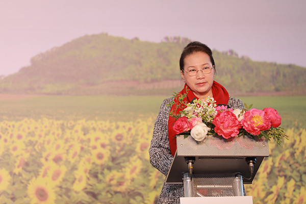 Chủ tịch Quốc hội Nguyễn Thị Kim Ngân ấn tượng trước trang trại bò sữa TH tại Liên bang Nga ảnh 1