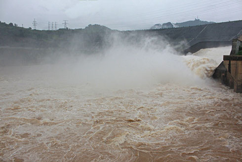 Thủy điện xả lũ nhưng vẫn phải lo tích nước mùa khô ảnh 1