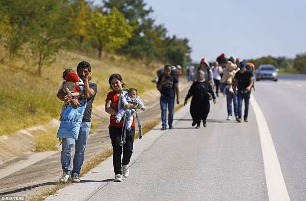 Hungary đóng cửa biên giới, hàng nghìn người tị nạn bị bỏ rơi giữa ngã ba đường ảnh 13