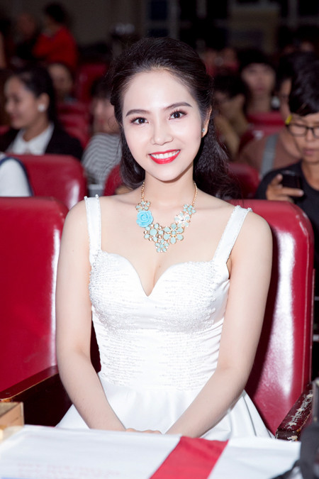 Nữ hoàng Du lịch Dương Kim Ánh khoe nhan sắc hút hồn trên "ghế nóng" ảnh 4