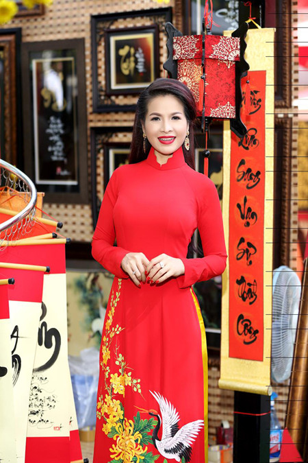 Hoa hậu Lê Thanh Thúy rạng ngời dạo phố ông đồ ảnh 2 Hoa hậu Lê Thanh Thúy rạng ngời dạo phố ông đồ ảnh 2