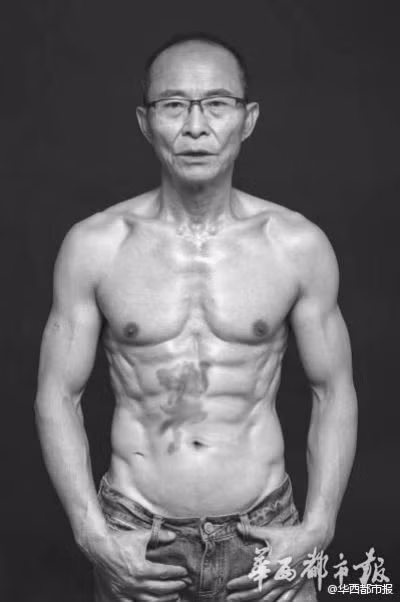 Lão ông 61 tuổi gây sốt trên internet với tài lái xe đua và bụng 6 múi ảnh 5