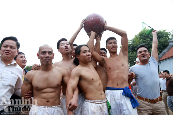 Xem trai làng Thúy Lĩnh vật cầu đầu xuân ảnh 15