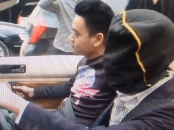 Bịt kín mặt vẫn lái xe trên phố ảnh 1