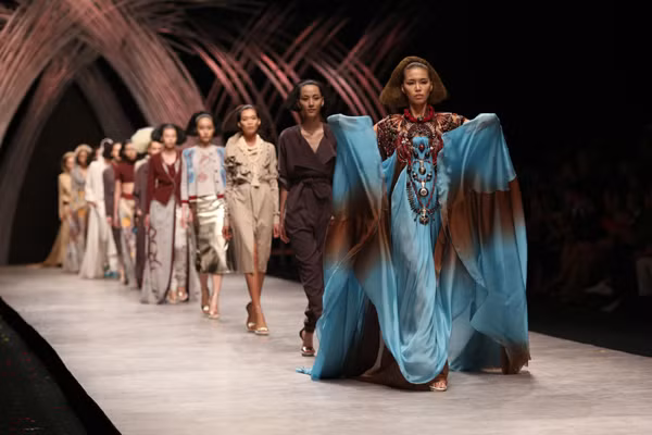 "Kều nữ" Hồng Xuân ấn tượng trong show diễn của NTK nổi tiếng nước Pháp ảnh 2