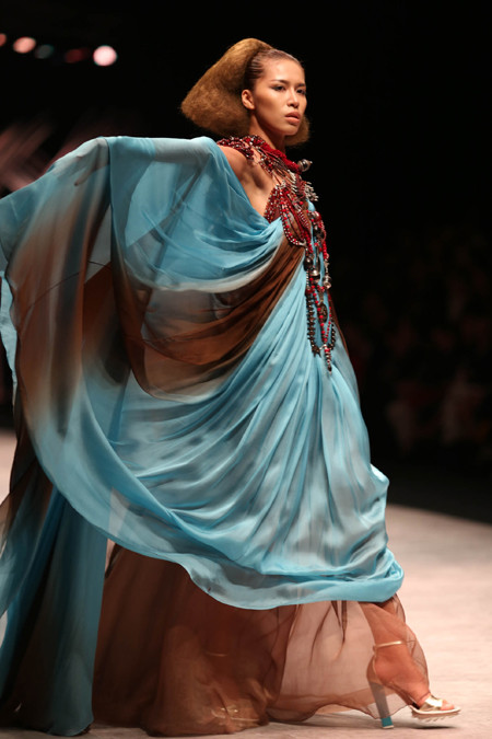 "Kều nữ" Hồng Xuân ấn tượng trong show diễn của NTK nổi tiếng nước Pháp ảnh 3