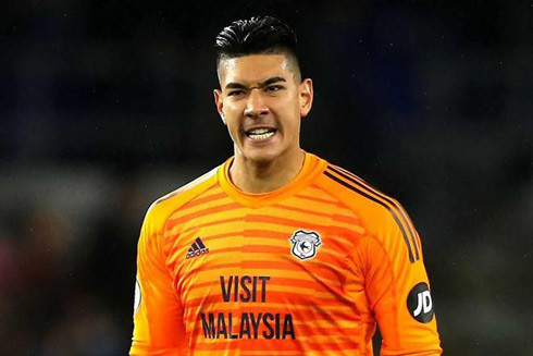 1. Neil Etheridge (Philippines, Cardiff City). Neil Etheridge chính là cầu thủ thành công nhất tại Đông Nam Á tính đến lúc này. Năm 2018, Etheridge bắt chính tại giải Ngoại hạng Anh trước khi phải xuống hạng cùng Cardiff City. Tuy nhiên, hành trình chinh phục châu Âu của thủ môn sinh năm 1990 là bài học quý giá cho mọi tài năng Đông Nam Á khác sau này.