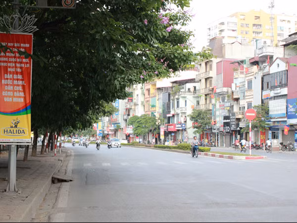 Hà Nội rực rỡ, bình yên trong ngày 30-4 lịch sử ảnh 1