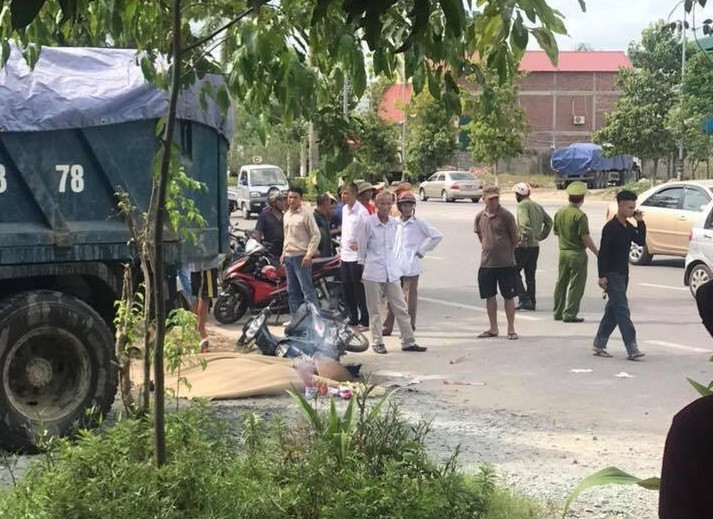 Va chạm với xe tải chở vật liệu xây dựng, người phụ nữ tử vong ảnh 1