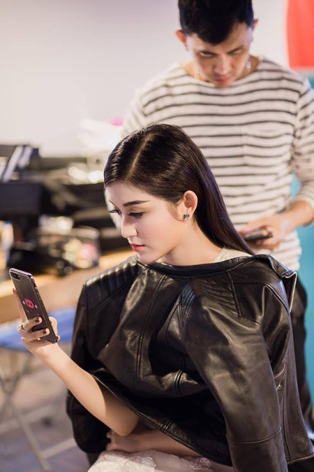 Á hậu Huyền My ấn tượng trong hậu trường bộ ảnh Tết 2017 ảnh 1 Á hậu Huyền My ấn tượng trong hậu trường bộ ảnh Tết 2017 ảnh 1