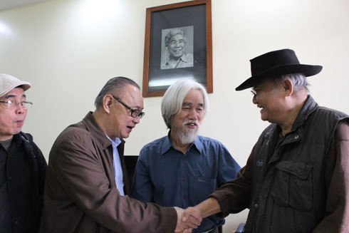 Đi dưới những ngọn núi ảnh 1