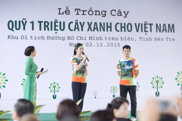 Hoa hậu Ngọc Hân diện áo đôi cùng Xuân Bắc trồng cây tại Bến Tre ảnh 4