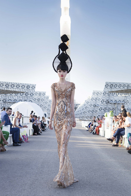 Siêu mẫu Jessica Minh Anh làm vedette nổi bật trong show thời trang ở Tây Ban Nha ảnh 1