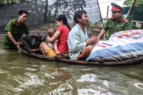 Hàng nghìn cán bộ chiến sĩ lực lượng vũ trang cứu hộ tại vùng lũ lụt ảnh 1