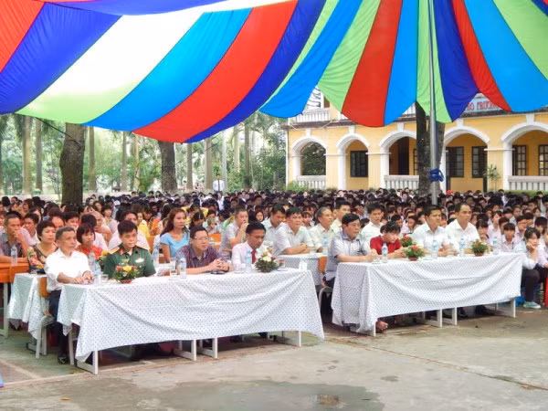 Năm học mới ở trường THPT Nguyễn Văn Cừ ảnh 2