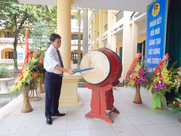 Năm học mới ở trường THPT Nguyễn Văn Cừ ảnh 4