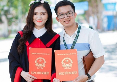 Xôn xao clip thầy giáo quỳ gối cầu hôn nữ sinh trong buổi lễ bế giảng ảnh 1 Xôn xao clip thầy giáo quỳ gối cầu hôn nữ sinh trong buổi lễ bế giảng ảnh 1