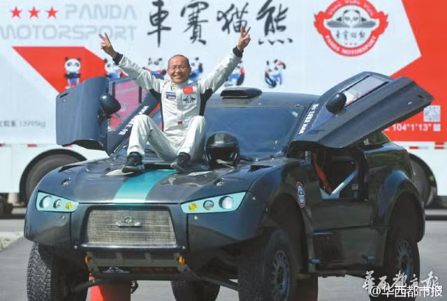 Lão ông 61 tuổi gây sốt trên internet với tài lái xe đua và bụng 6 múi ảnh 1